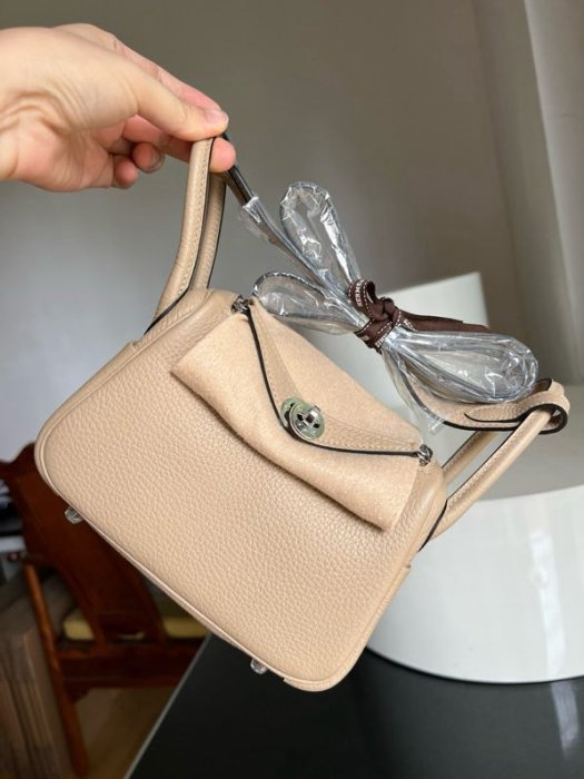 A bag women's Hermes Mini Lindy 19 cm