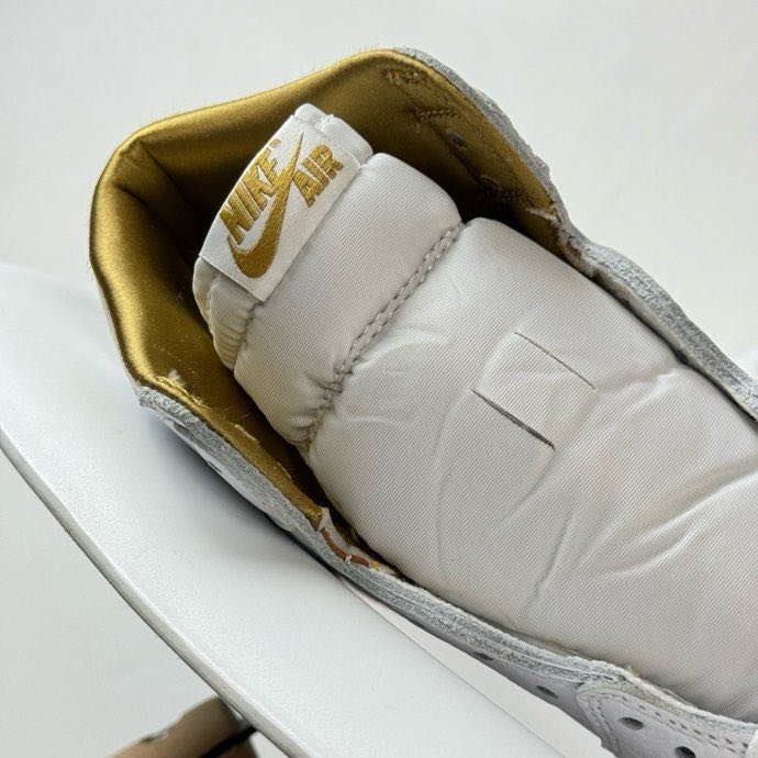 Sneakers Air Jordan 1 Retro High Metallic Gold фото 2