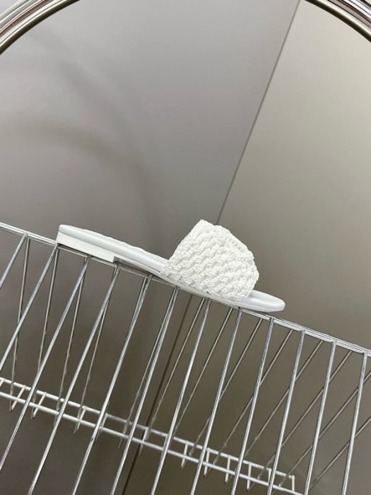 Шлепанцы женские фото 2