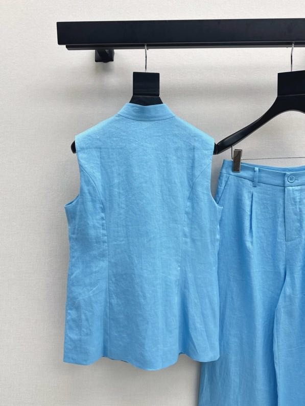 Elegant female costume фото 7