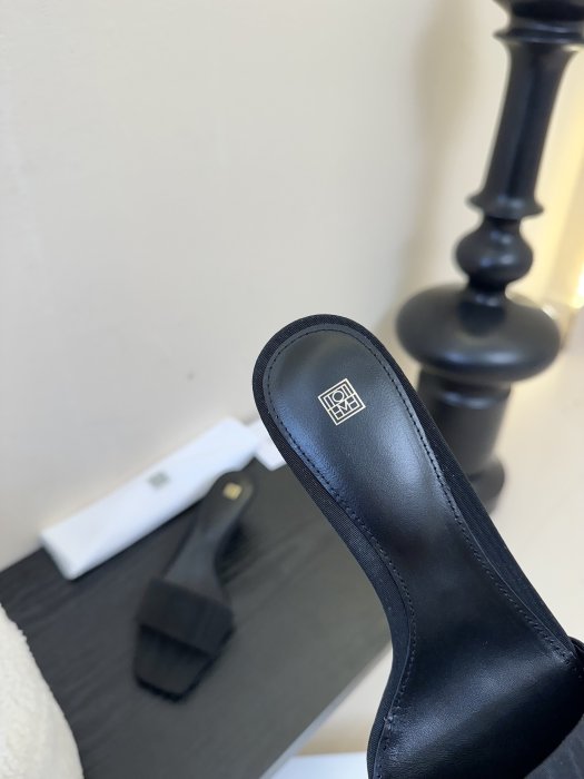 Шльопанці жіночі фото 8