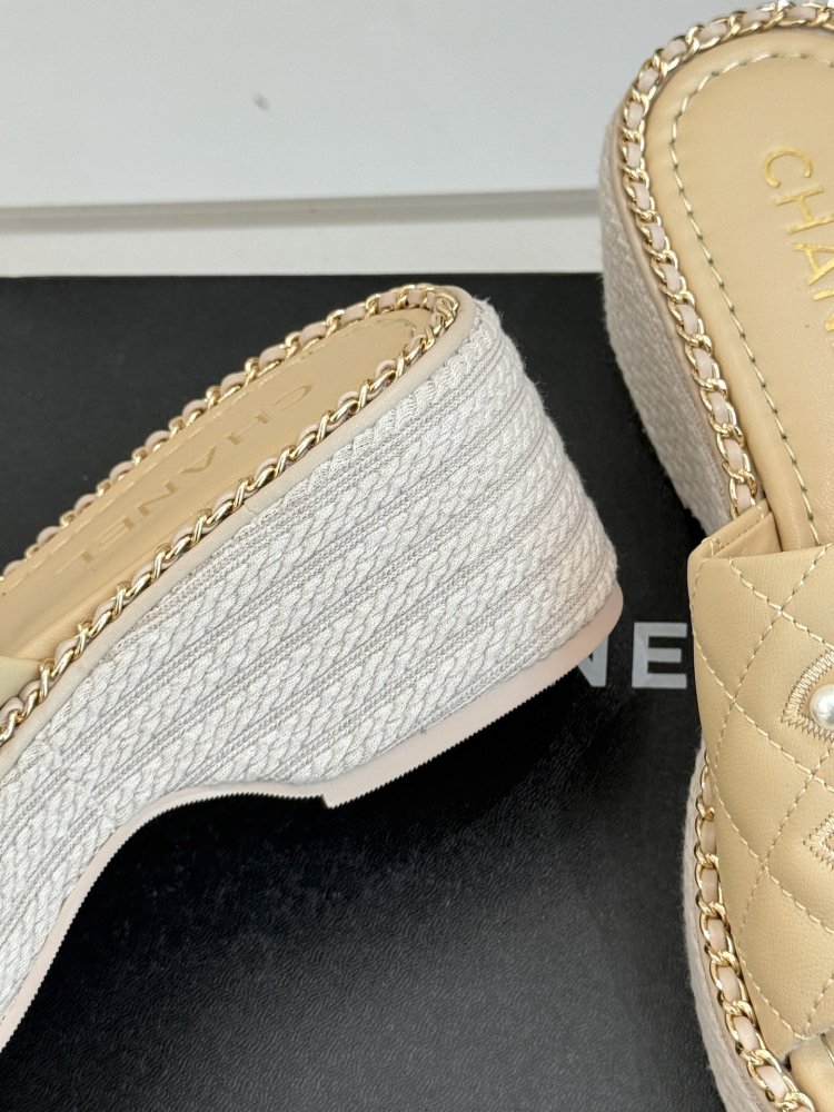 Шлепанцы женские фото 6