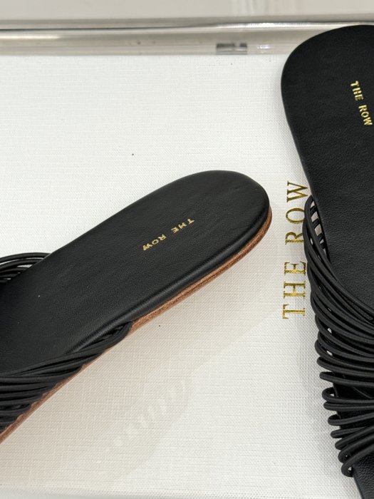 Шлепанцы женские фото 6