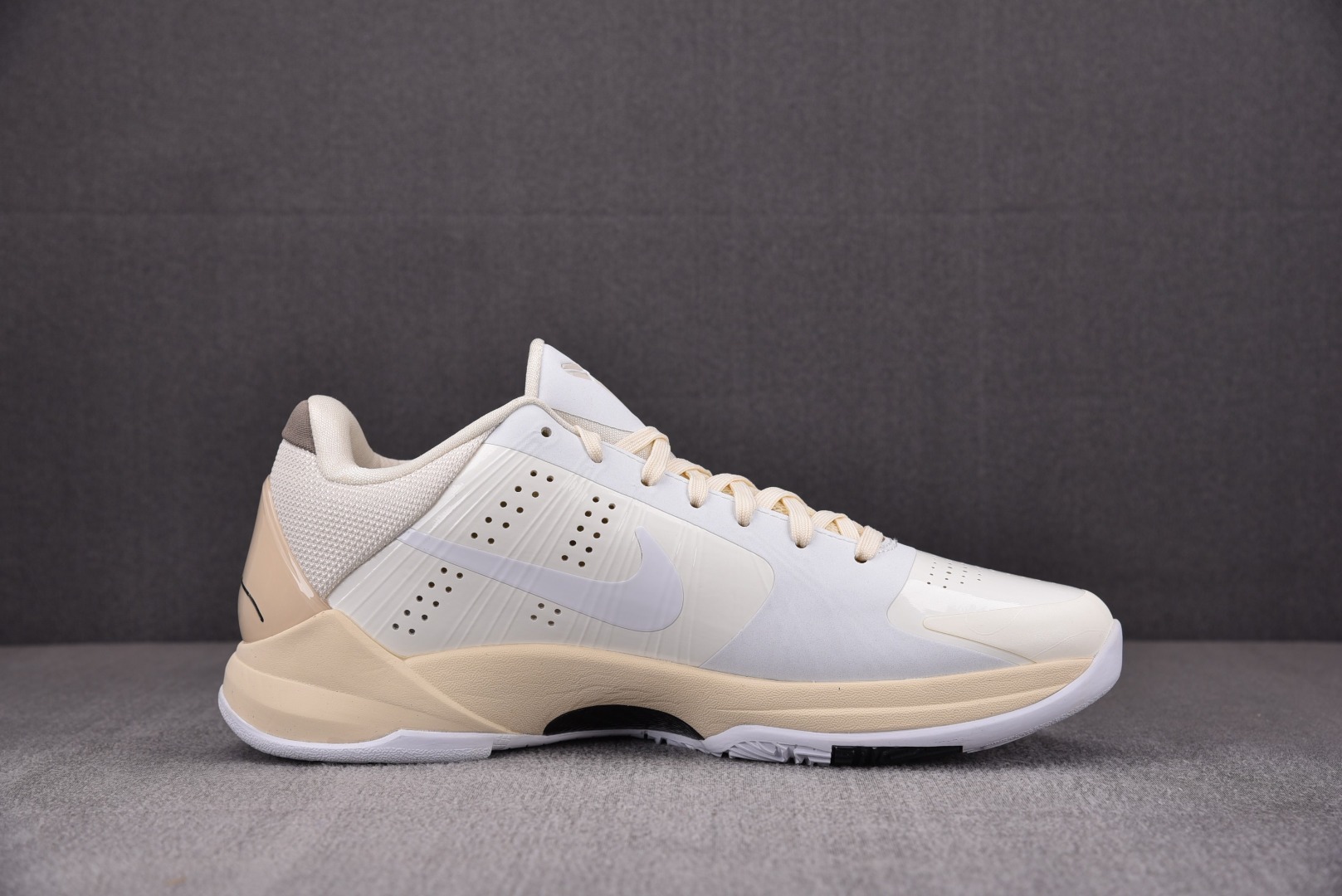 Кроссовки Off White x NK Zoom Kobe ZK5 DB4796-101 фото 2