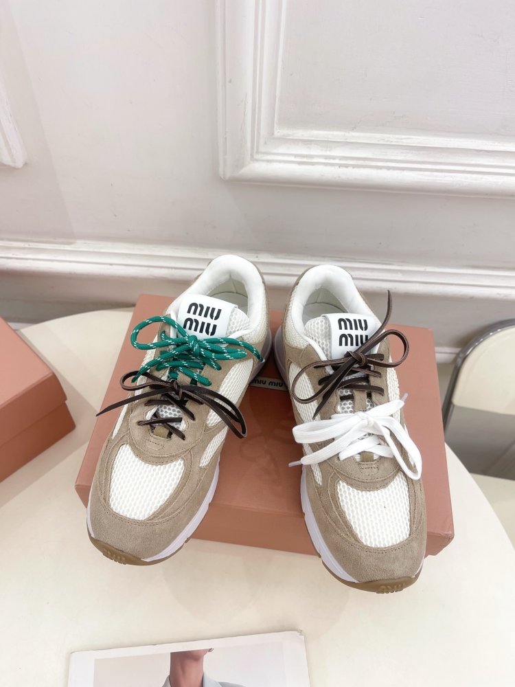 Кроссовки женские