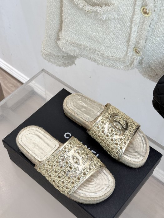 Шлепанцы женские фото 3