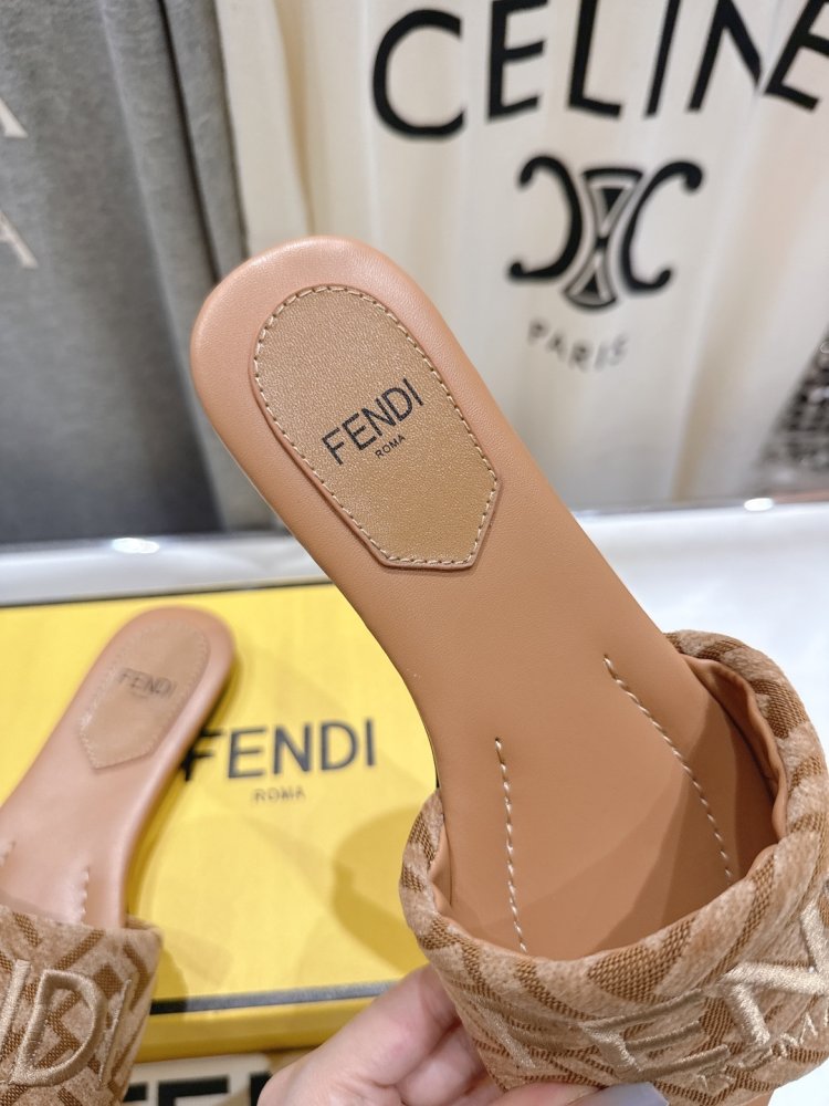 Шлепанцы женские фото 7