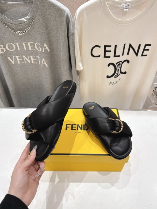 Шлепанцы женские фото 4