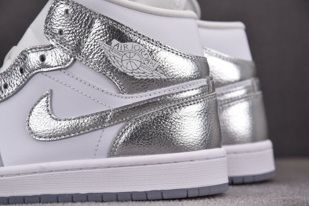 Sneakers WMNS Air Jordan 1 Mid SE Metallic Silver фото 13