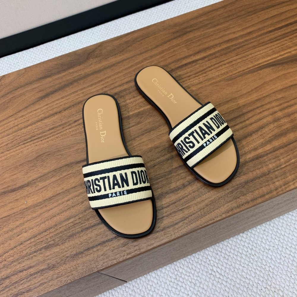 Шлепанцы женские фото 3