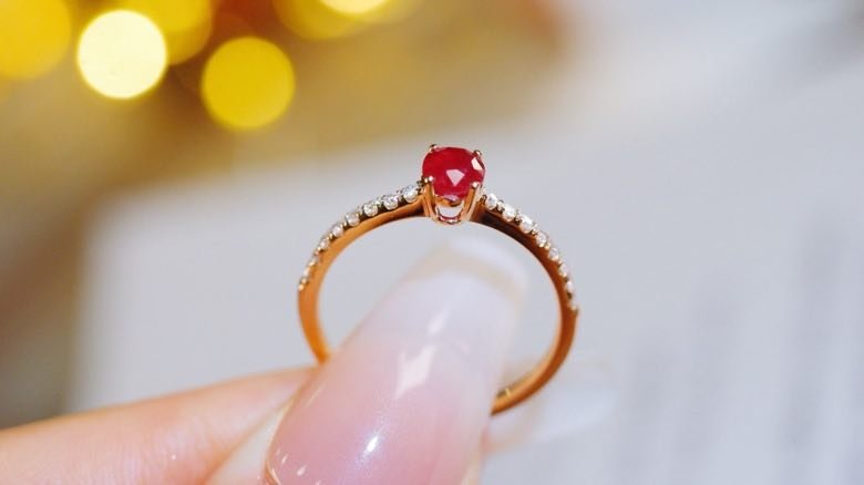 Солотое ring from red ruby