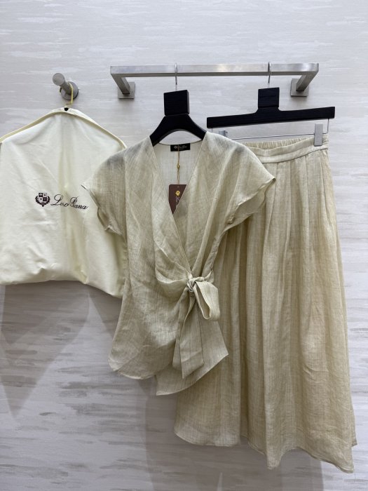 Костюм жіночий