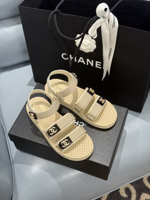 Сандалі жіночі