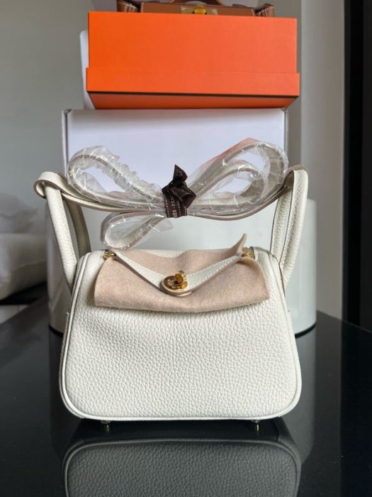 A bag women's Hermes Mini Lindy 19 cm