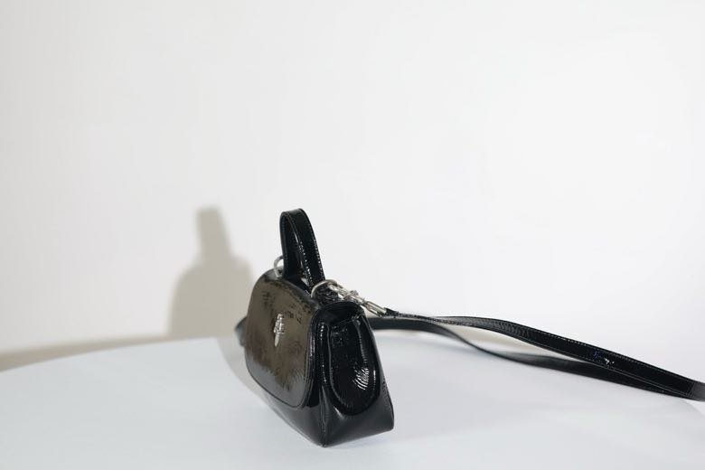 A bag across shoulder фото 6