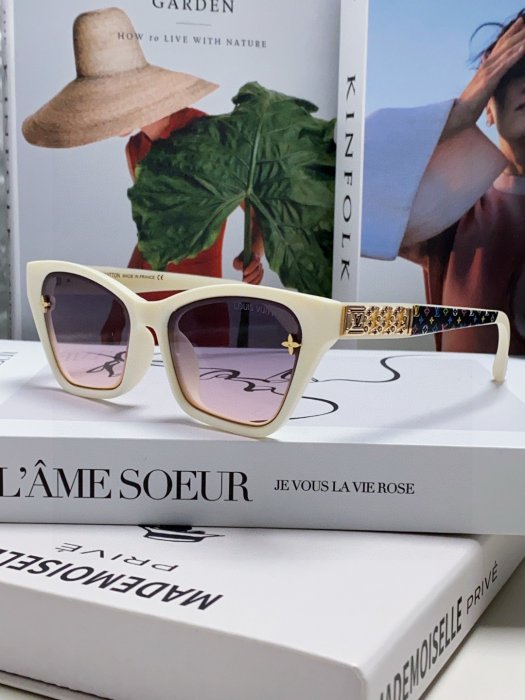 Очки солнцезащитные