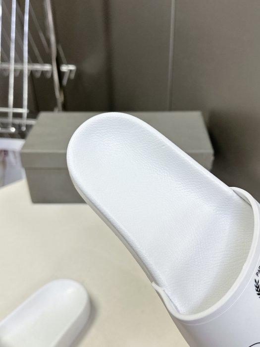 Шлепанцы фото 8