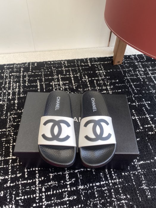 Шлепанцы женские