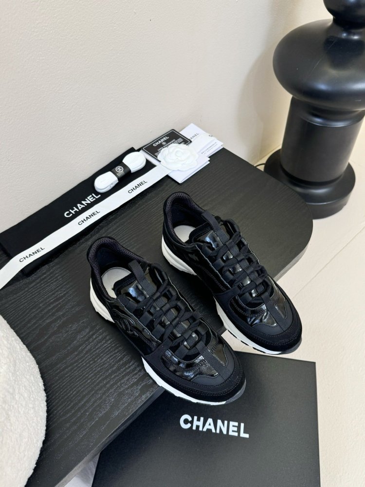 Кроссовки женские