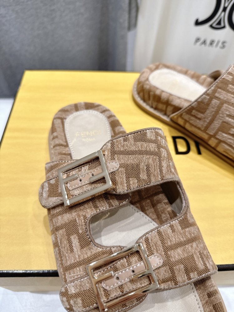 Шльопанці жіночі фото 6