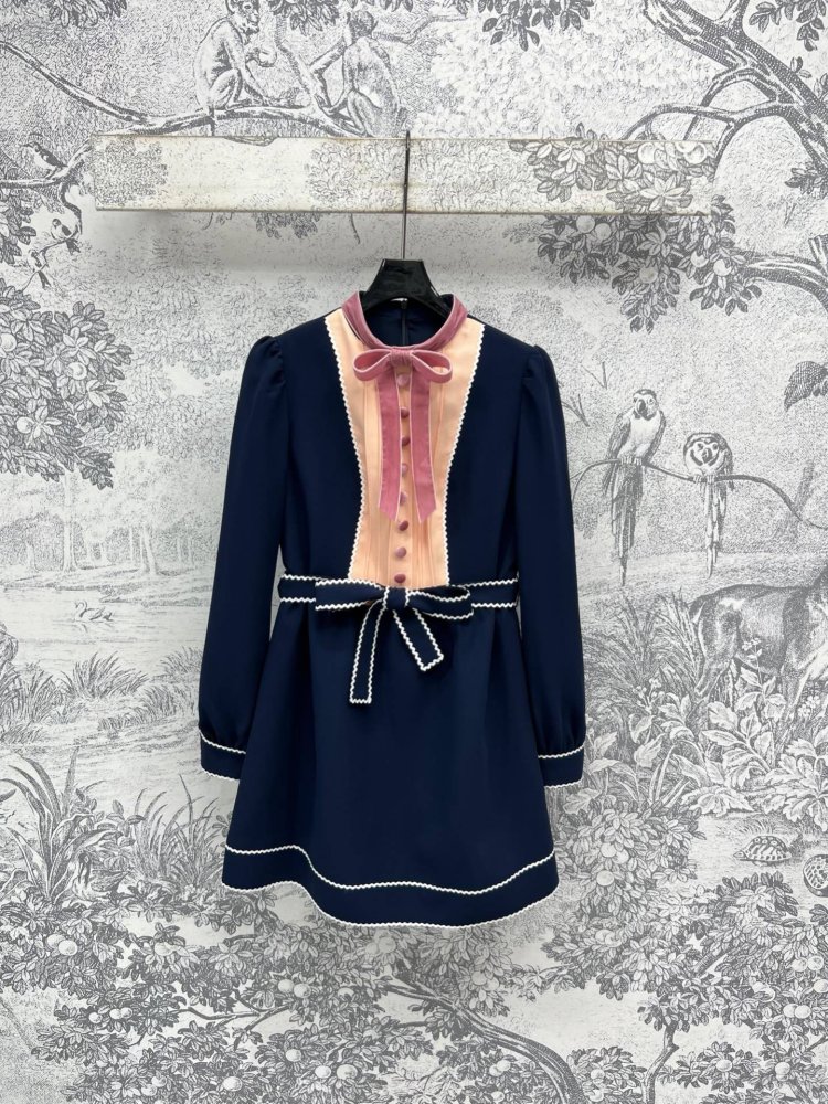 Плаття, Сукня з довгими рукавами і коміром бантом