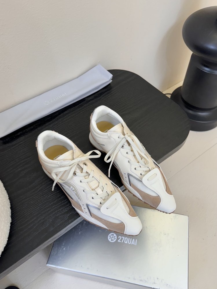 Кросівки жіночі