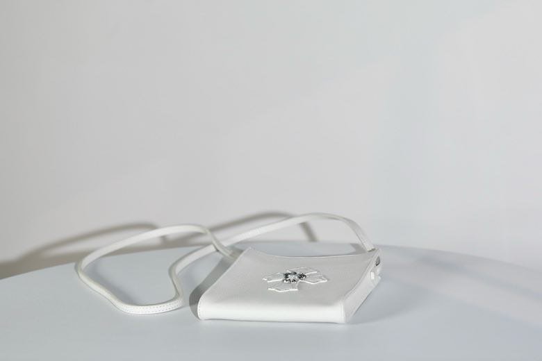 White a bag across shoulder фото 2