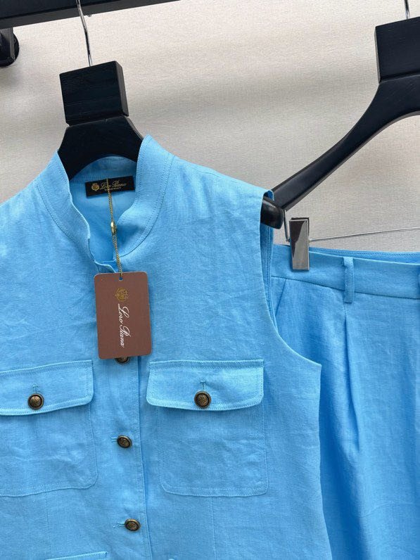 Elegant female costume фото 3