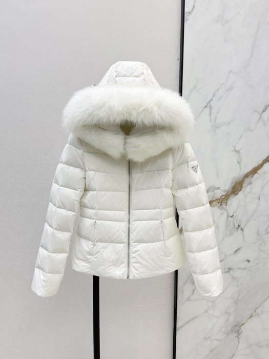 Down jacket of fox fur