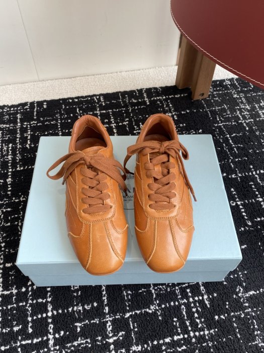 Кроссовки женские