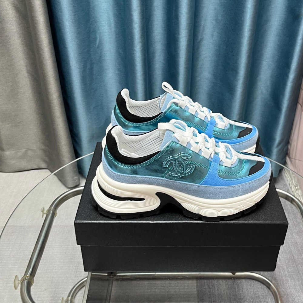 Кроссовки женские