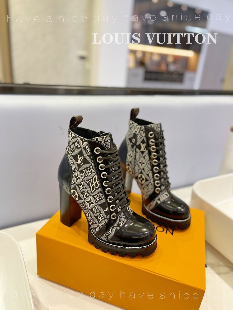 Ankle boots on lace фото 2