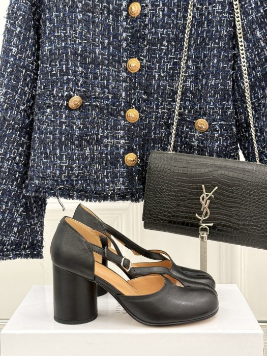 Босоніжки з роздвоєним носком