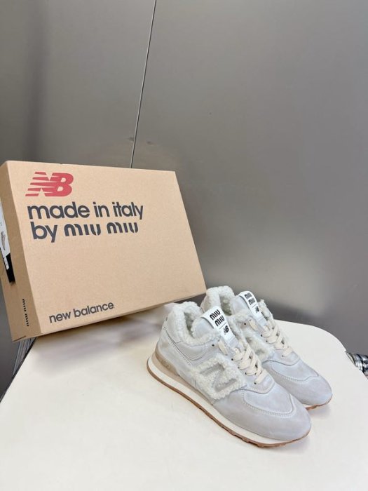 Sneakers women's on fur Miu Miu x New Balance 574 фото 6