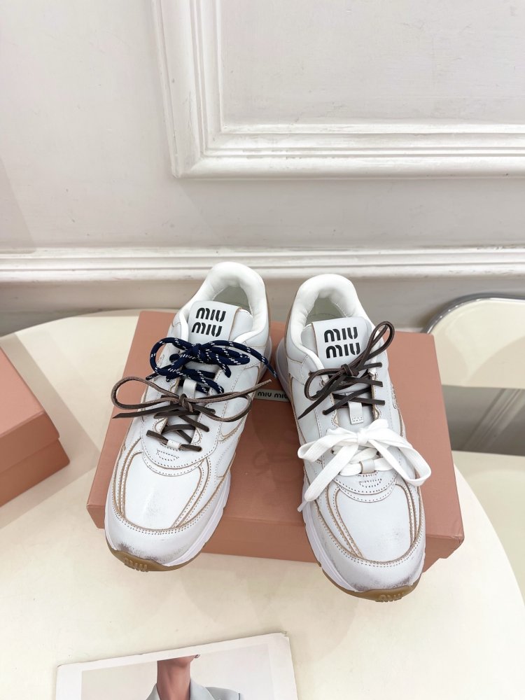 Кроссовки женские