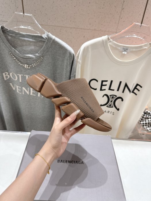 Шлепанцы женские фото 5