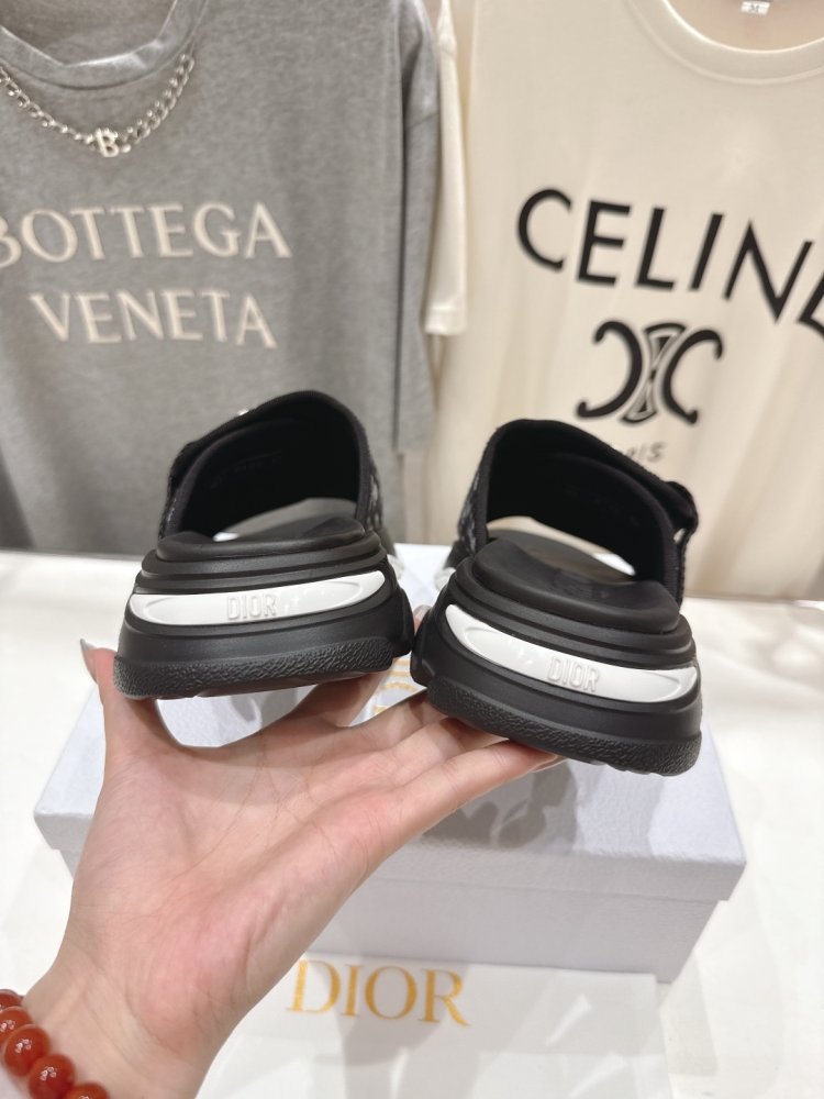 Шльопанці жіночі фото 8