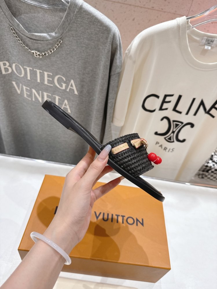 Шлепанцы женские фото 6