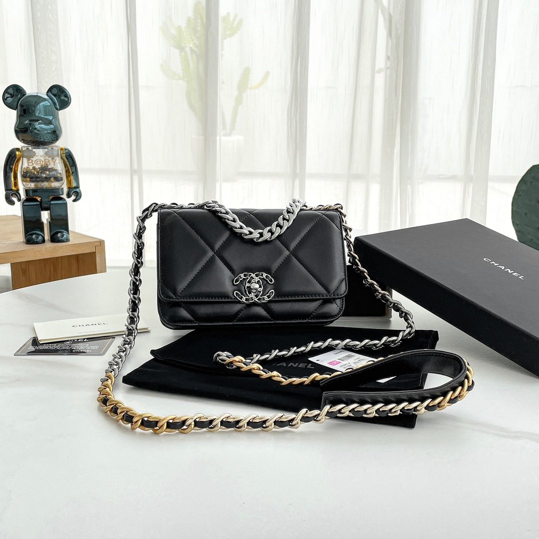 A bag CHANEL 23 WOC 19.5 cm