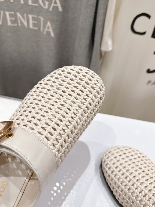 Шлепанцы женские фото 7