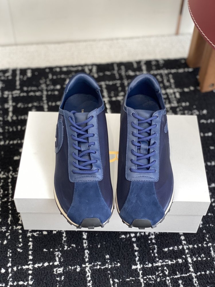 Кросівки жіночі