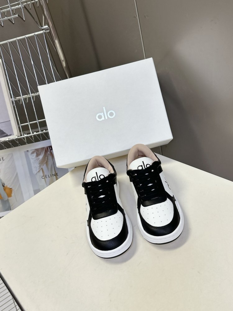 Кросівки жіночі