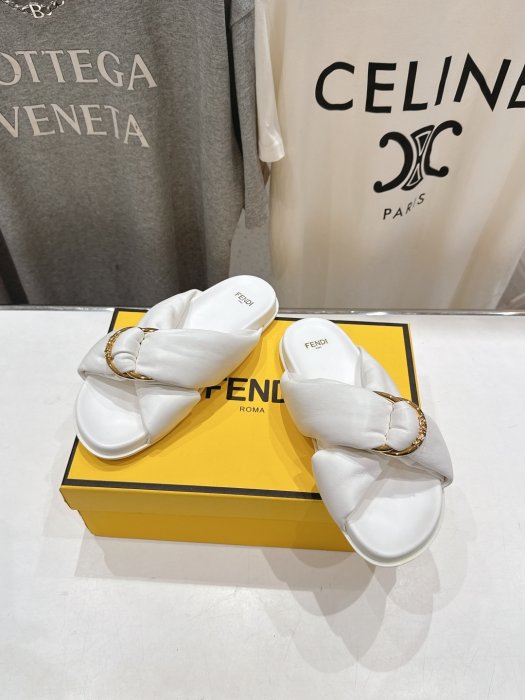 Шлепанцы женские фото 2