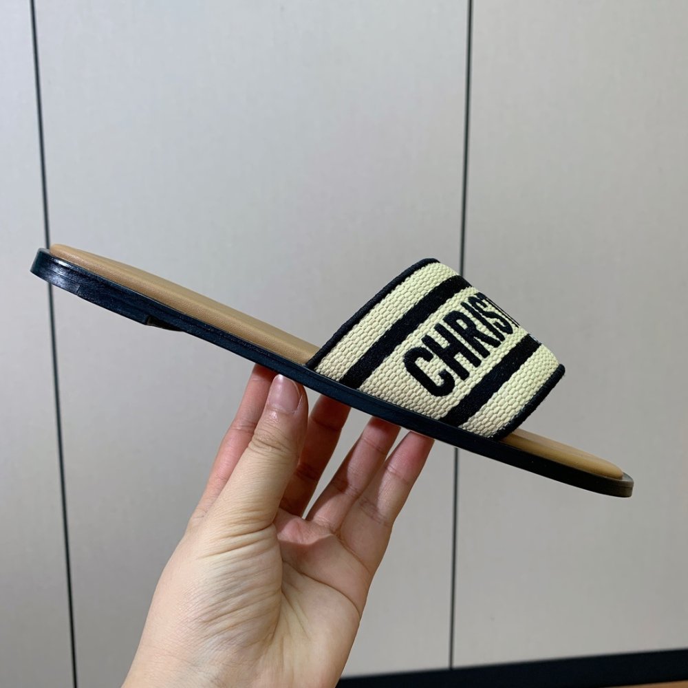 Шлепанцы женские фото 9