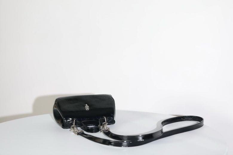 A bag across shoulder фото 4