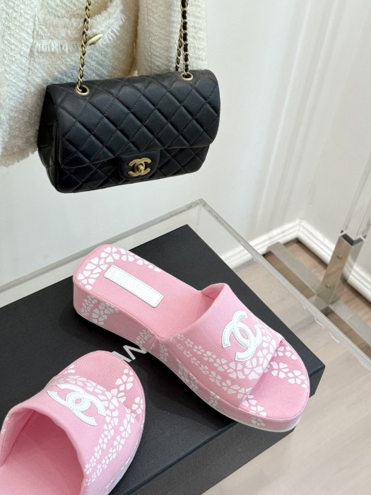 Шлепанцы женские фото 5