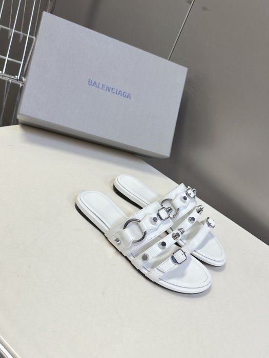 Шлепанцы женские фото 2