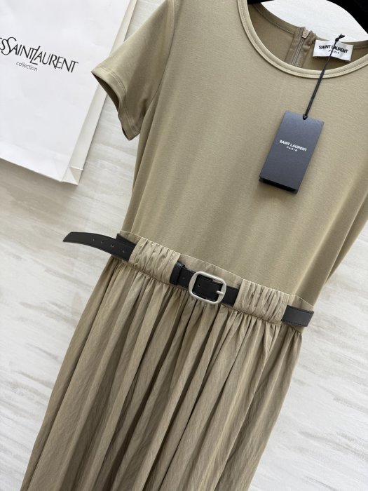 Платье средней длины с короткими рукавами и поясом фото 3