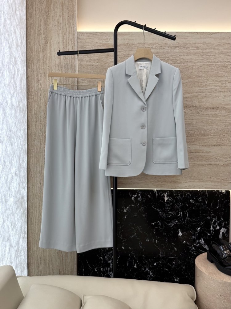 Костюм жіночий