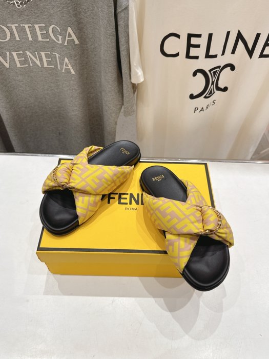 Шлепанцы женские фото 2